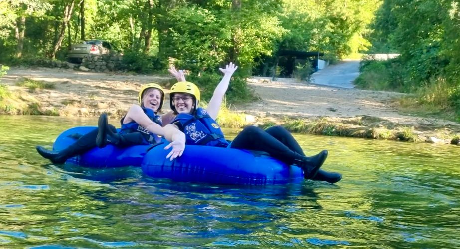 Gezelligheid rivertubing Gezelligheid rivertubing